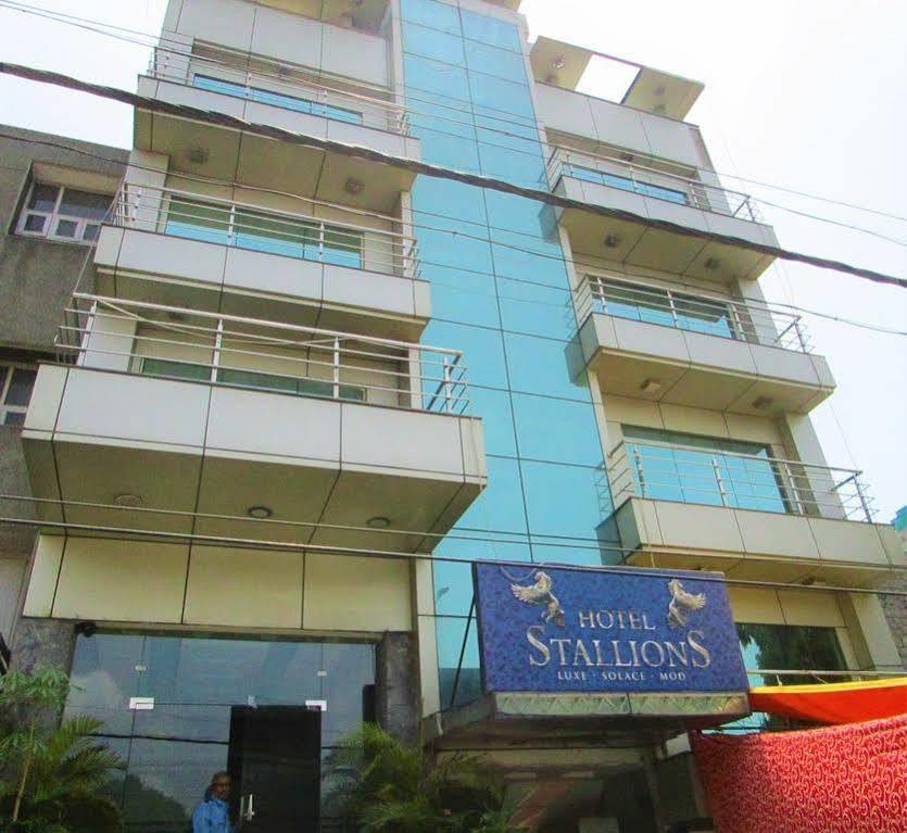 Fabhotel Admire Suites New Delhi Ngoại thất bức ảnh